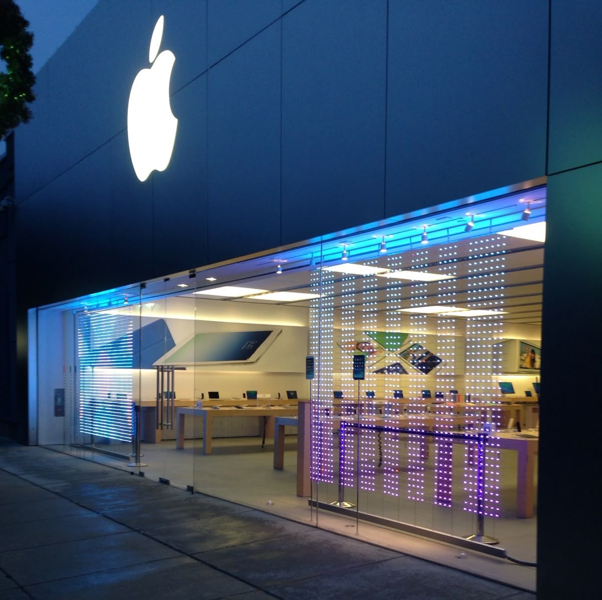 retail window screen technology