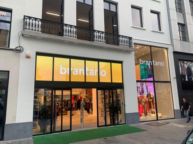 sunlight-readable storefront screen